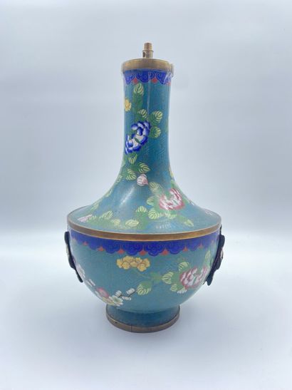 null CHINE
Vase balustre en bronze à décor en émaux cloisonnés de fleurs sur fond...