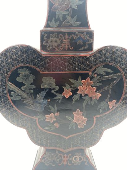 null CHINE 
Vase en bois laqué de forme balustre polylobée à décor polychrome de...