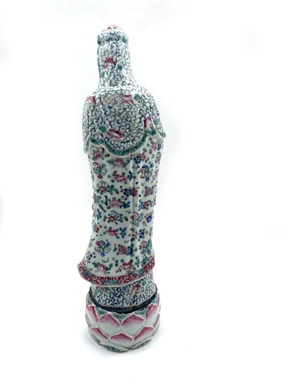null CHINE, XIXe siècle 
Statue en porcelaine figurant Guanin debout tenant un vase...