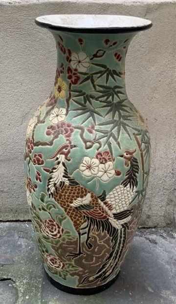 null * CHINE
Vase balustre en céramique émaillée à décor polychrome de faisans sur...