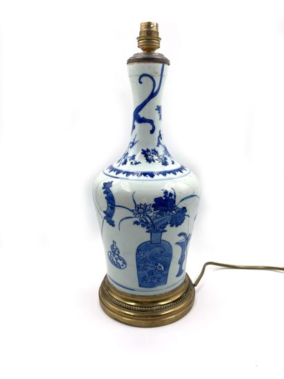 null CHINE
Vase balustre en porcelaine à décor en camaïeu bleu de paysage et vases...