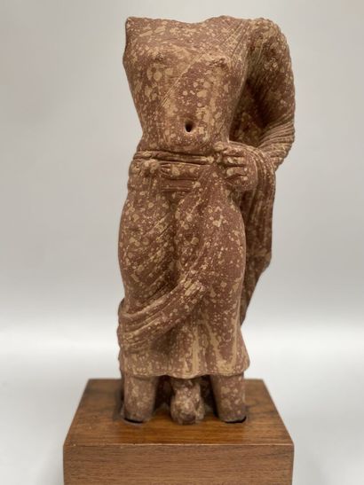 null Dans le gout du Gandhara 
Sculpture en pierre représentant une divinité en pieds....
