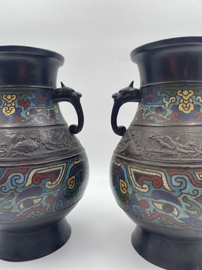 null CHINE
Paire de vases balustre à deux anses en bronze à décor d'émaux cloisonné...