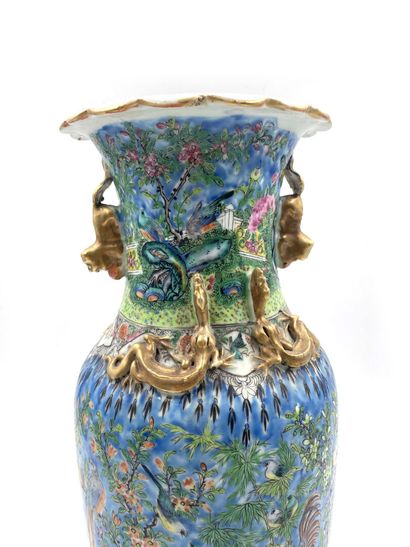 null CHINE, Canton
Vase balustre en porcelaine à décor en émaux de la famille rose...