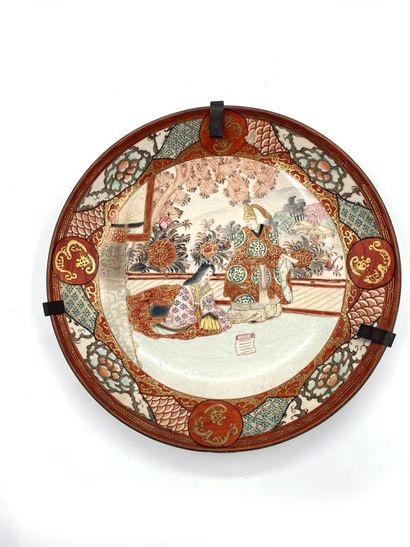 null JAPON, KUTANI
Plat creux en porcelaine à décor en émaux polychrome et or représentant...