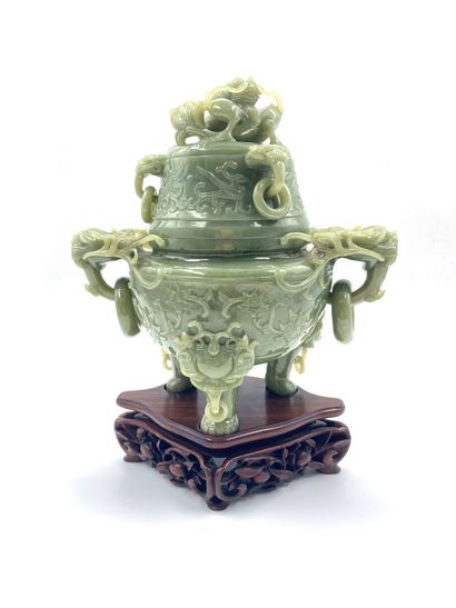 null CHINE, XXe siècle 
Grand brule parfum en pierre dure verte à décor sculpté et...