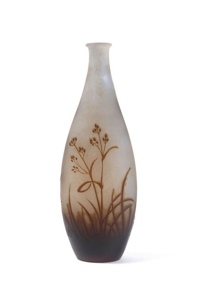 null GALLE
Vase in glass with floral decoration released with the acid. 
Height....