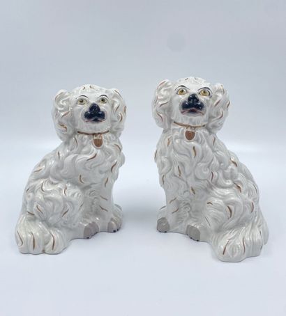 null STAFFORDSHIRE
Deux paire de sujets en porcelaine figurant des chiens assis....