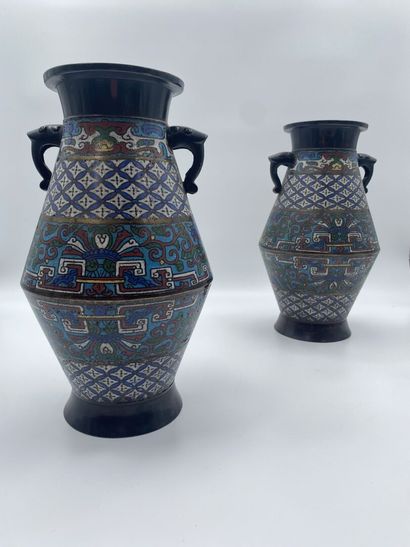 null CHINE
Paire de vases de forme ovoïde à deux anses en bronze à décor d'émaux...