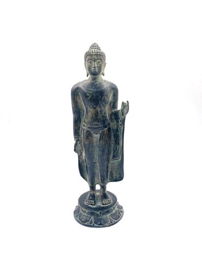 null THAILANDE, XIXe siècle 
Bouddha debout en bronze patiné. 
Haut. 27,5 cm 