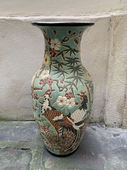 null * CHINE
Vase balustre en céramique émaillée à décor polychrome de faisans sur...