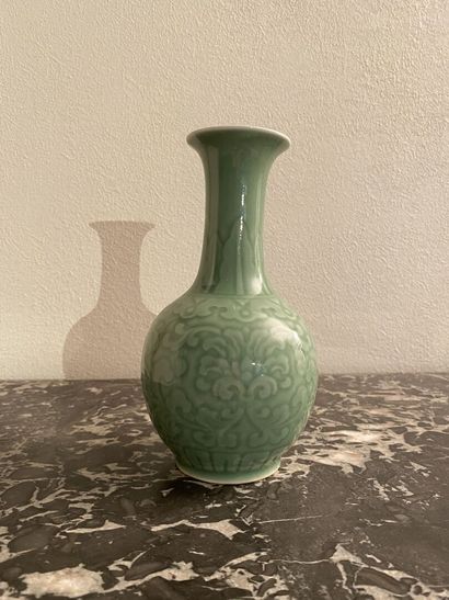 null CHINE, XXe siècle
Vase de forme balustre en porcelaine émaillée céladon à décor...