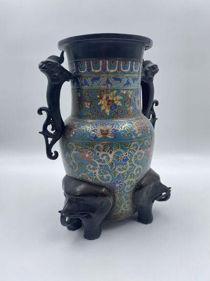 null CHINE
Vase en bronze et émaux cloisonnés reposant sur un pietement tripodes...