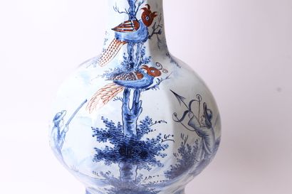 null DELFT
Grand vase à double renflement à décor en camaïeu bleu de chasseurs, amours...