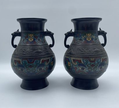 null CHINE
Paire de vases balustre à deux anses en bronze à décor d'émaux cloisonné...