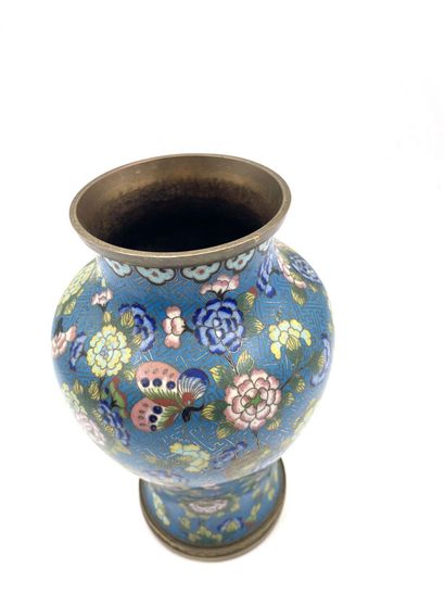 null CHINE, XIXe siècle 
Vase balustre à décor en émaux cloisonnés de fleurs. 
Haut....
