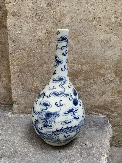 null * VIETNAM
Petit vase balustre à long col en porcelaine à décor en camaïeu bleu...