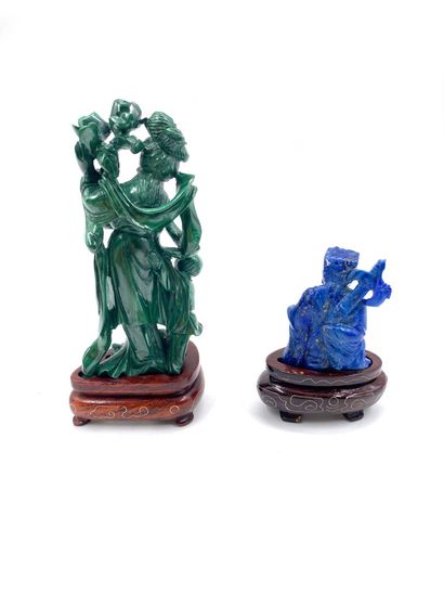 null CHINE, XXe siècle 
Deux sujets, l'un en lapis lazuli figurant un guerrier assis...