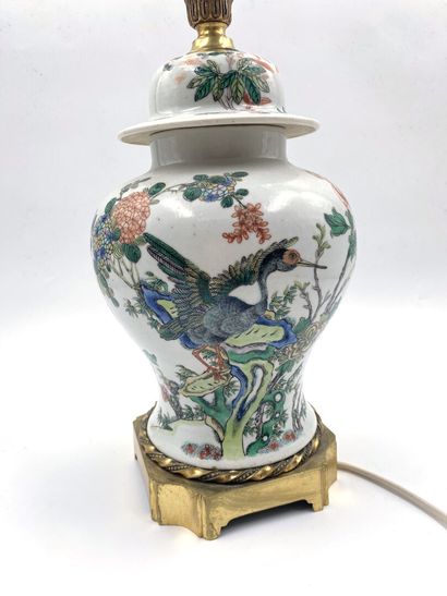 null CHINE, XIXe siècle 
Potiche en porcelaine à décor en émaux polychrome d'un volatile...