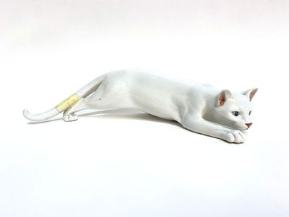 null ROYAL COPENHAGUE
Chat en porcelaine émaillée blanche. 
Long. 45 cm 
(accide...