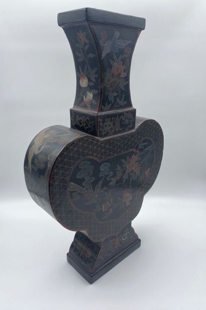 null CHINE 
Vase en bois laqué de forme balustre polylobée à décor polychrome de...