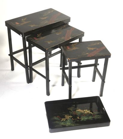 null CHINE, XXe siècle 
Trois tables gigognes en bois laqué à décor de cigognes....