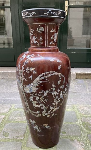 null INDOCHINE, XXe siècle 
Grand vase balustre en bois laqué à décor en marqueterie...