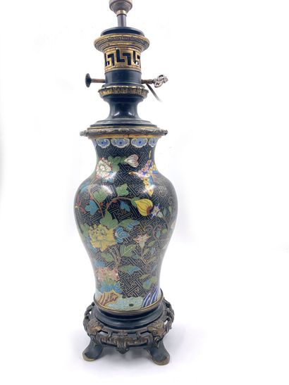 null CHINE
Vase balustre en bronze et émaux cloisonnés à décor de fleurs. Monté en...