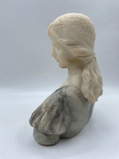 null École du XIXe siècle 
Buste de femme 
Épreuve en marbre blanc et gris sculpté.
Haut....