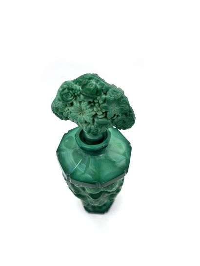 null Heinrich HOFFMANN (1875-1939)
Petit vase en verre à l'imitation du malachite...