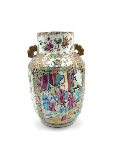 null CHINE, CANTON
Vase en porcelaine à décor en émaux de la famille rose de personnages...
