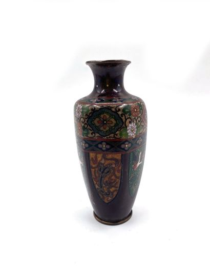 null JAPON
Petit vase balustre à pans coupées en bronze cloisonné à décor de volatiles....