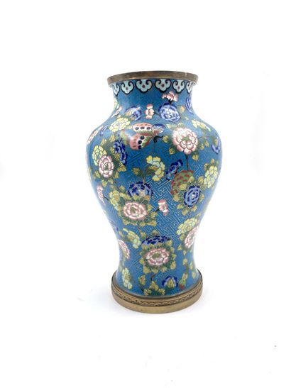 null CHINE, XIXe siècle 
Vase balustre à décor en émaux cloisonnés de fleurs. 
Haut....