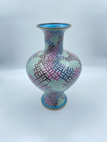 null CHINE
Vase balustre en émaux cloisonnés à décor géométrique. 
H. : 37,5 cm
