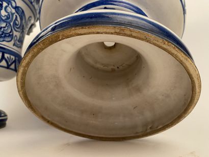 null Deux importants caches pot en céramique émaillé en camaïeu bleu 
Haut. 39 cm...