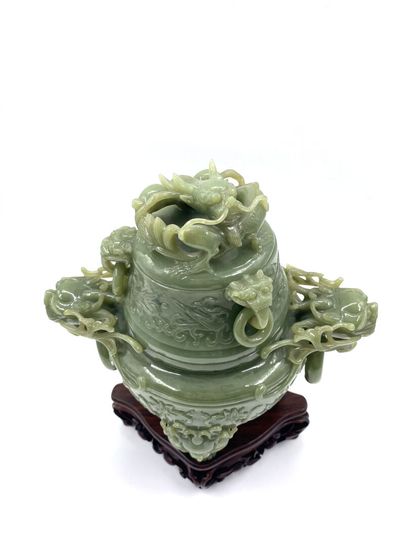 null CHINE, XXe siècle 
Grand brule parfum en pierre dure verte à décor sculpté et...
