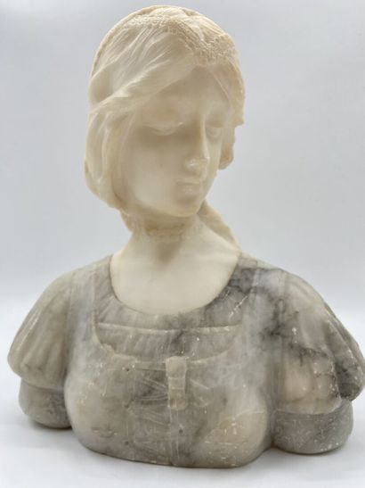 null École du XIXe siècle 
Buste de femme 
Épreuve en marbre blanc et gris sculpté.
Haut....