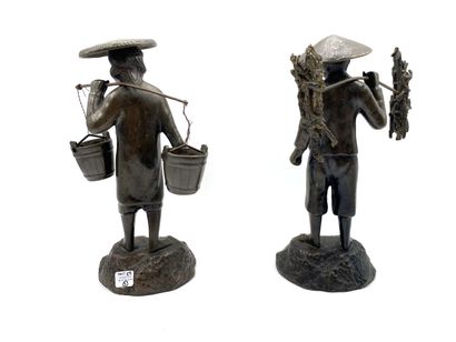 null INDOCHINE, XXe siècle 
Deux statuettes en bronze à patine brune figurant des...