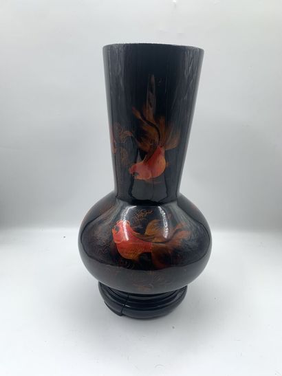 null CHINE 
Grand vase balustre en laque. 
Haut. 43 cm 
(Accidents)