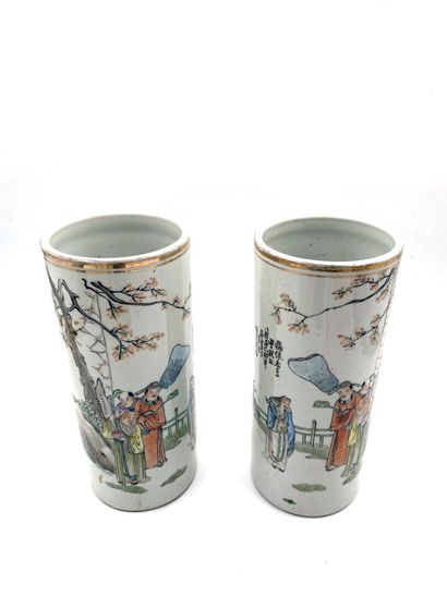 null CHINE, fin du XIXe siècle 
Paire de vases rouleau en porcelaine à décor polychrome...
