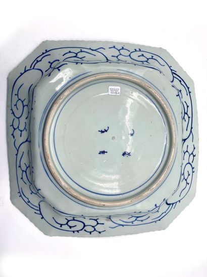 null JAPON, ARITA
Plat octogonal à bords crénelés en porcelaine à décor en bleu d'un...