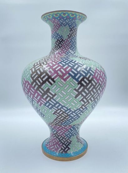 null CHINE
Vase balustre en émaux cloisonnés à décor géométrique. 
H. : 37,5 cm