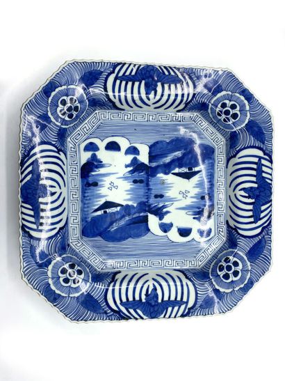 null JAPON, ARITA
Plat octogonal à bords crénelés en porcelaine à décor en bleu d'un...