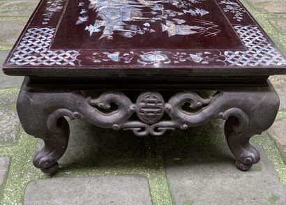 null * VIETNAM
Petite table basse en bois sculpté et laqué, le plateau à décor incrusté...
