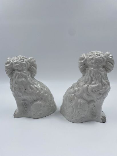 null STAFFORDSHIRE
Deux paire de sujets en porcelaine figurant des chiens assis....