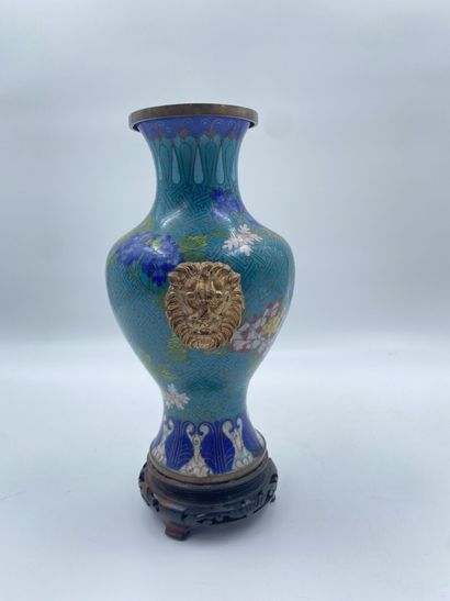 null CHINE
Vase balustre en émaux cloisonnés, les prises latérales à décor de mufles...