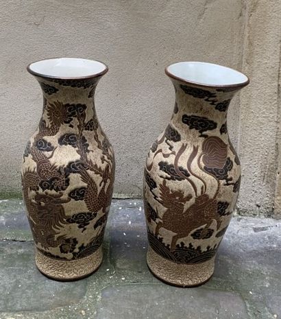 null * CHINE, XXe siècle 
Paire de vases balustres en céramique émaillée craquelée...
