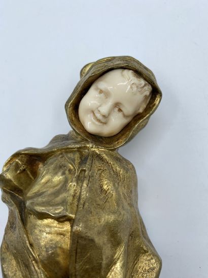 null Fortunato GORI (1886-1925) 
Young boy in a cape
Proof in gilt bronze, on a stone...