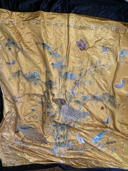 null CHINE, XXe siècle 
Grand tissu en soie à fond jaune à décor brodé de paons,...
