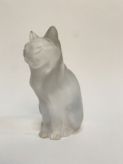 null LALIQUE
Deux chats en cristal, l'un couché et l'autre assis. Signés en creux...